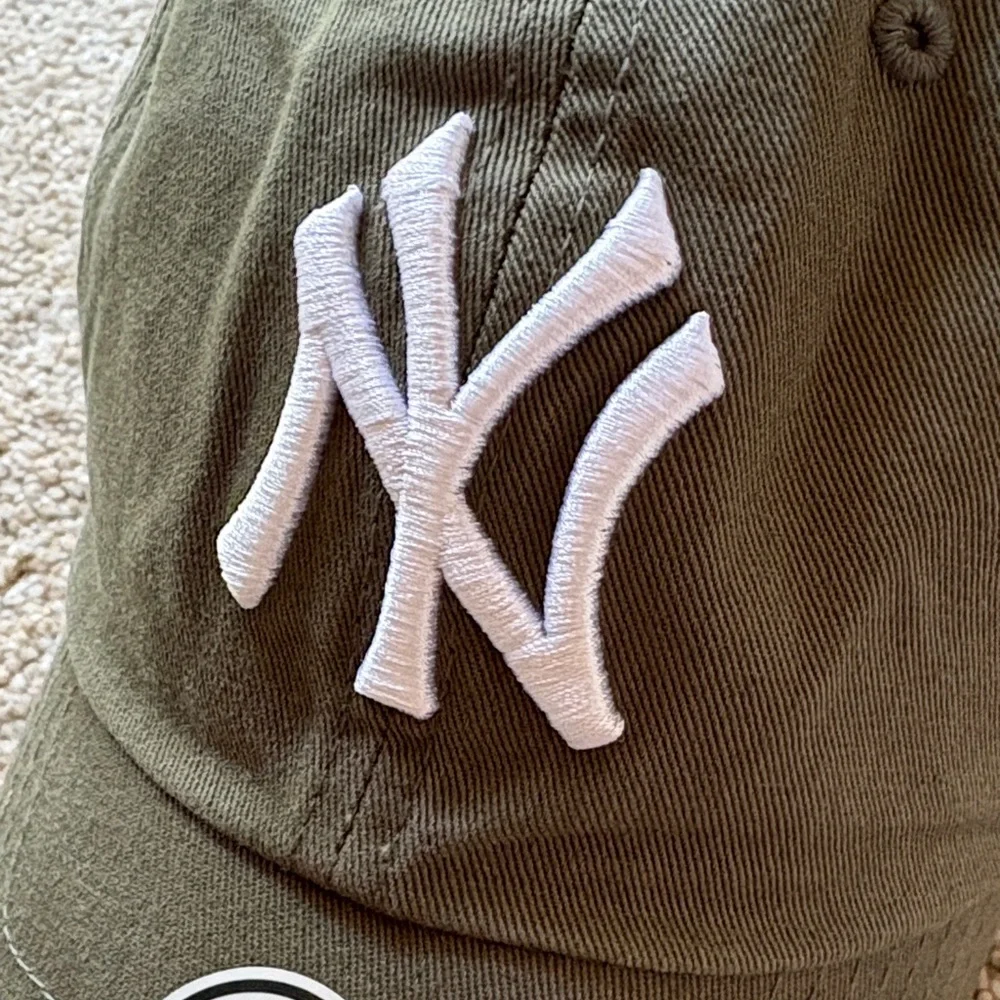 *NEW* NY Yankees Dark Green Women’s Hat - Picture 3 of 4